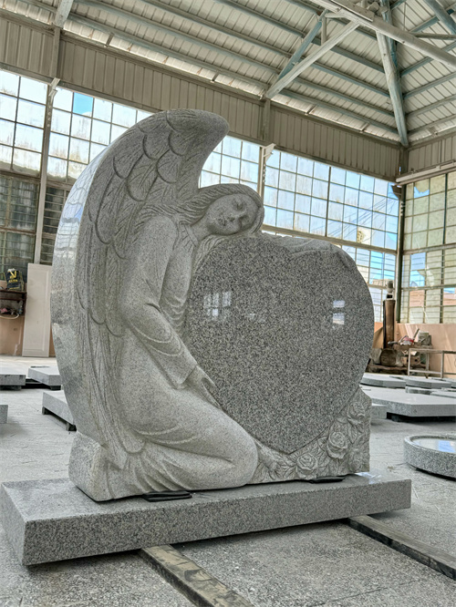 사랑 묘비와 십자가 묘비는 루마니아로 보내졌습니다.