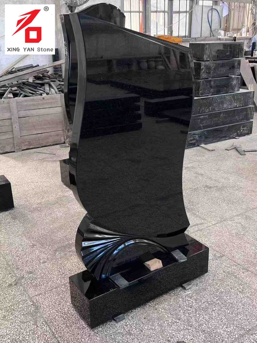 검은 모양의 예술적 묘비