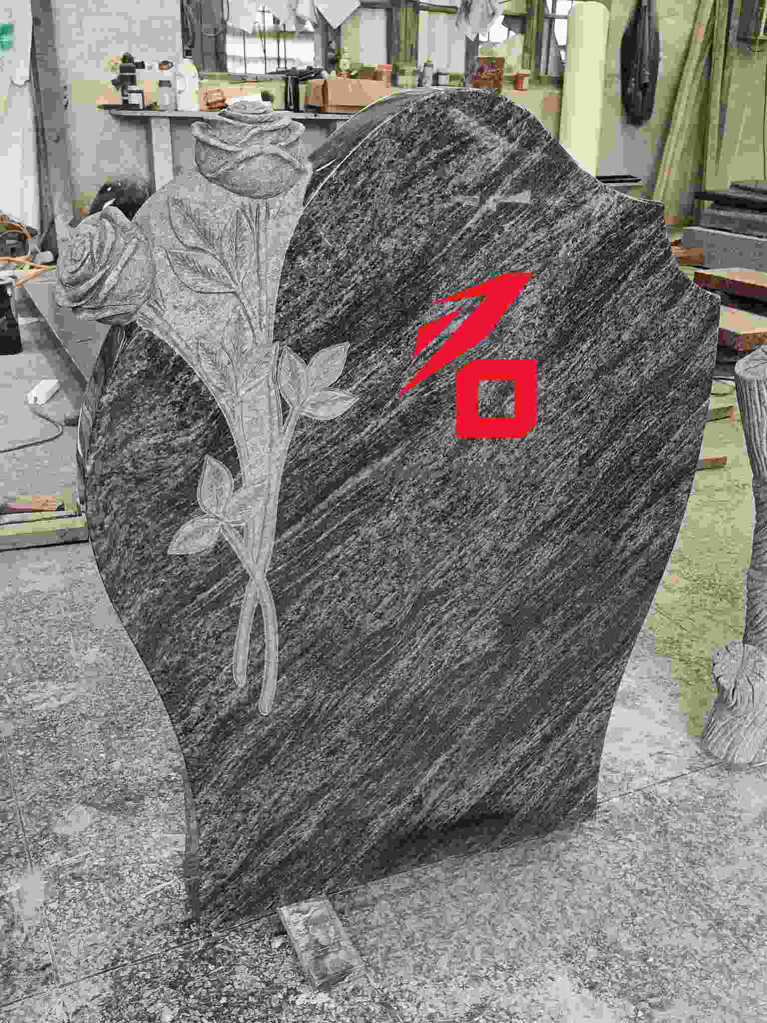 하트 모양의 장미 기념 묘비