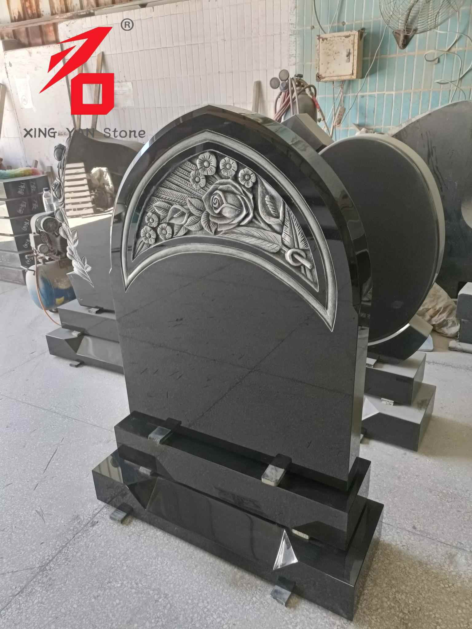 장미 조각 묘비, 검은색 화강암 아치형 묘비